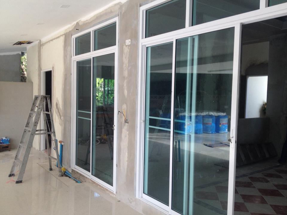 งานกั้นห้องบานเลื่อน 6 ช่อง  อลูมิเนียมอบขาว กระจกใส