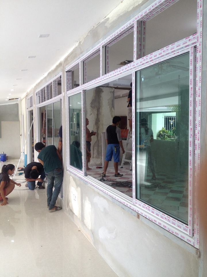 งานกั้นห้องบานเลื่อน 6 ช่อง  อลูมิเนียมอบขาว กระจกใส