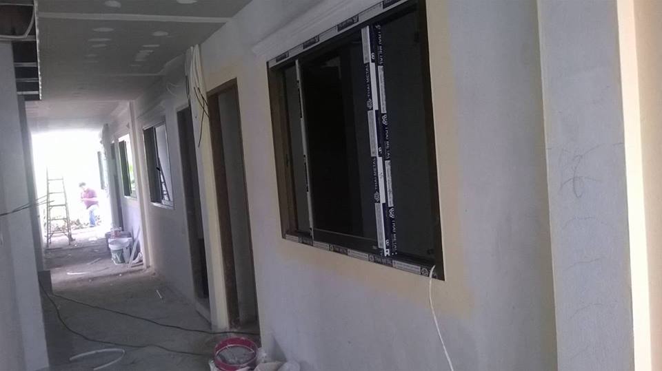 งานติดตั้งหน้าต่างบานเลื่อน  อลูมิเนียมสีชา กระจกชา  พร้อมมุ้งลวด หอพัก 3 ชั้น