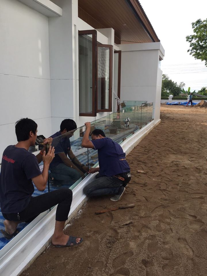 งานติดตั้งกระจกระเบียงทางเดิน