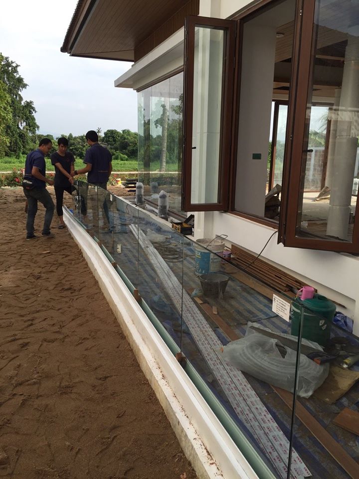 งานติดตั้งกระจกระเบียงทางเดิน