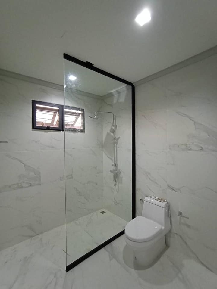 ผลงานติดตั้งกระจกเทมเปอร์ใส 10 มิล หมู่บ้านยุพิน