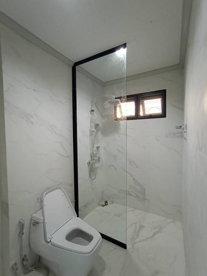 ผลงานติดตั้งกระจกเทมเปอร์ใส 10 มิล หมู่บ้านยุพิน