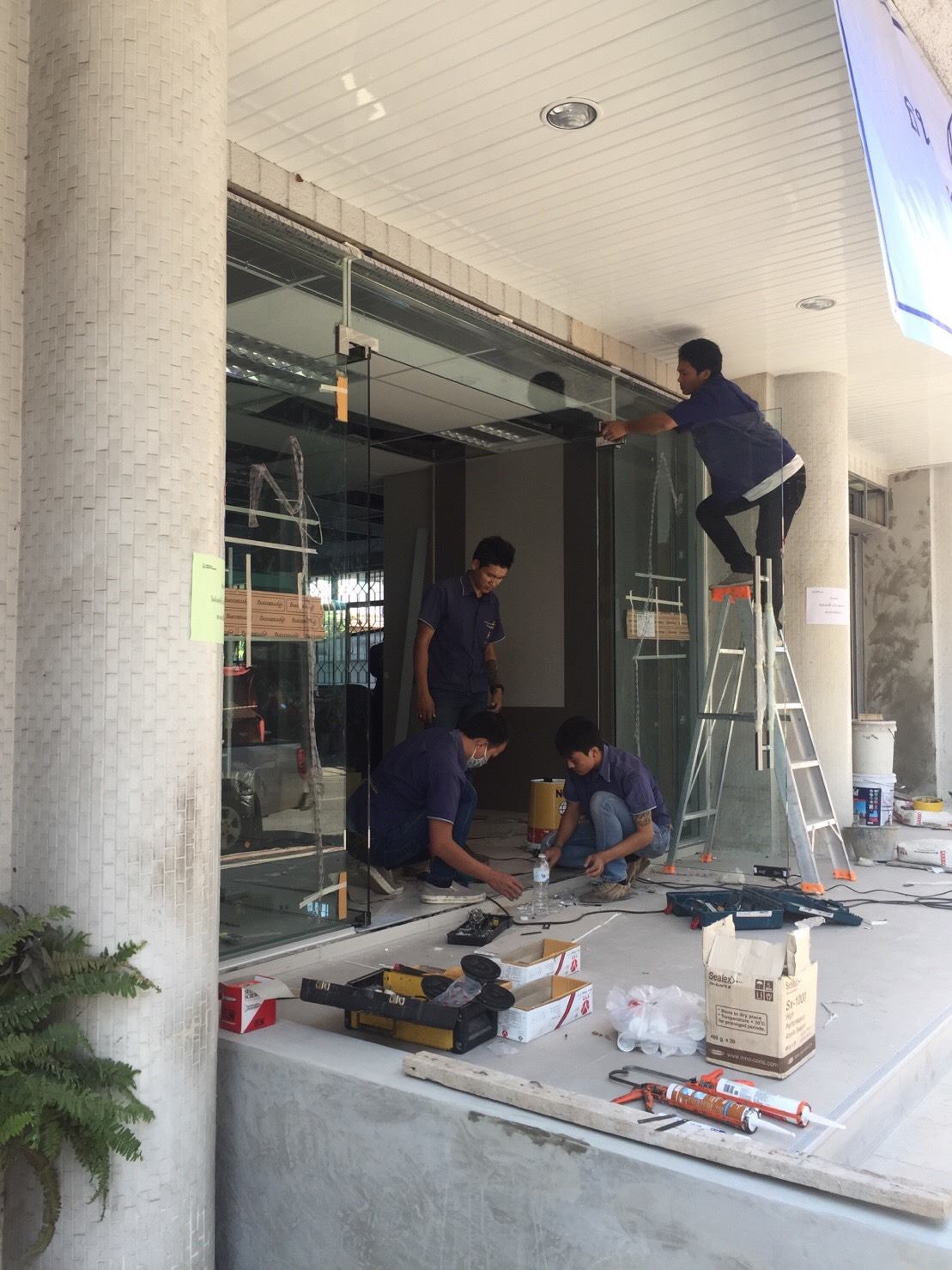 ติดตั้ง กระจกเทมเปอร์ ธนาคารกรุงเทพ สาขาแม่ฮ่องสอน