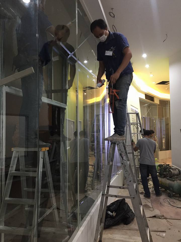 กระจกนิรภัยเทมเปอร์ หนา 12 มิลลิเมตร ​central festival