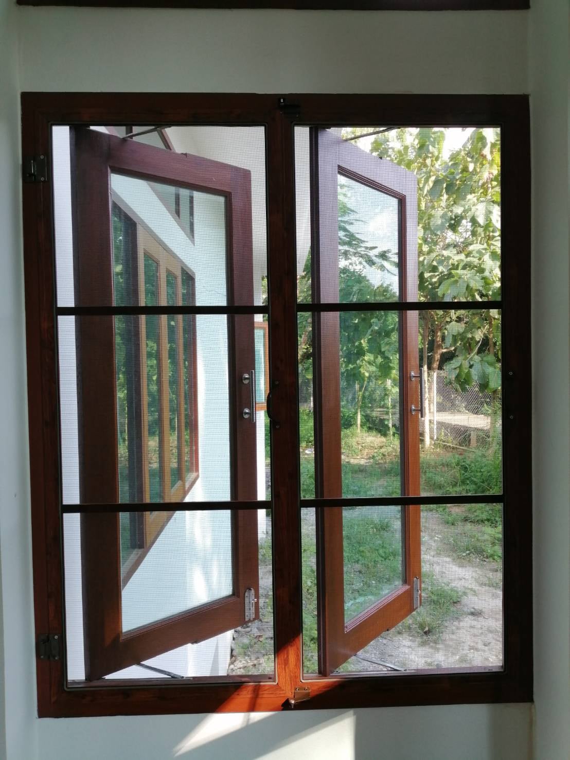 งานติดตั้งมุ้งจีบ เฟรมลายไม้สัก