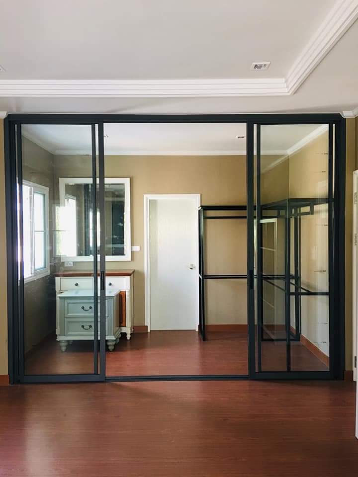 ติดตั้งประตูบานเลื่อน อลูมิเนียมสีเทาซาฮาร่า กระจกใส