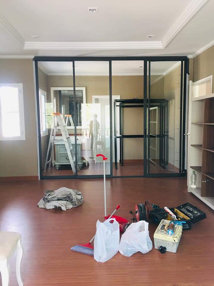 ติดตั้งประตูบานเลื่อน อลูมิเนียมสีเทาซาฮาร่า กระจกใส