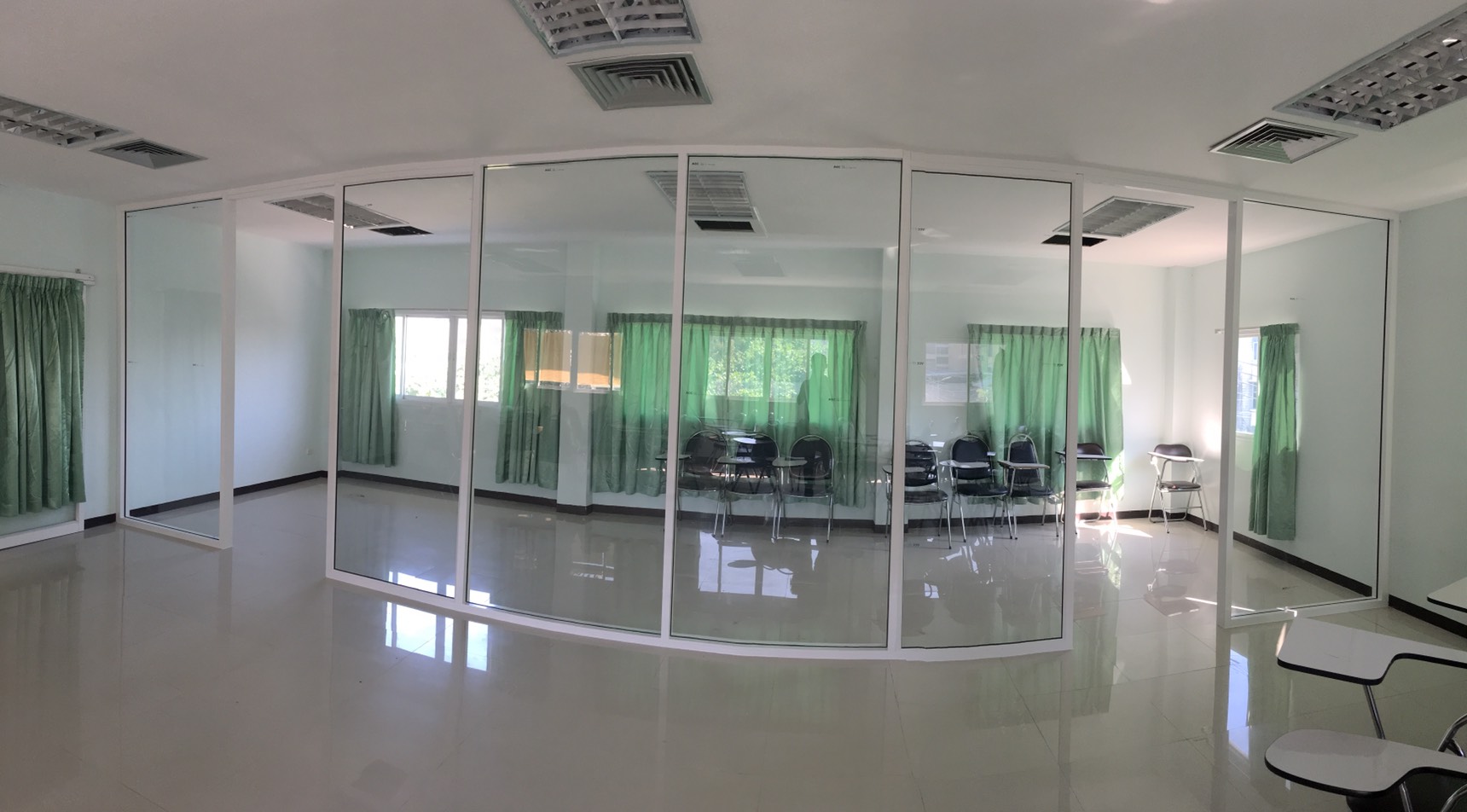 งานกั้นผนังกระจก กรอบบานอลูมิเนียมอบขาว ห้องผู้ป่วยติดเชื้อ