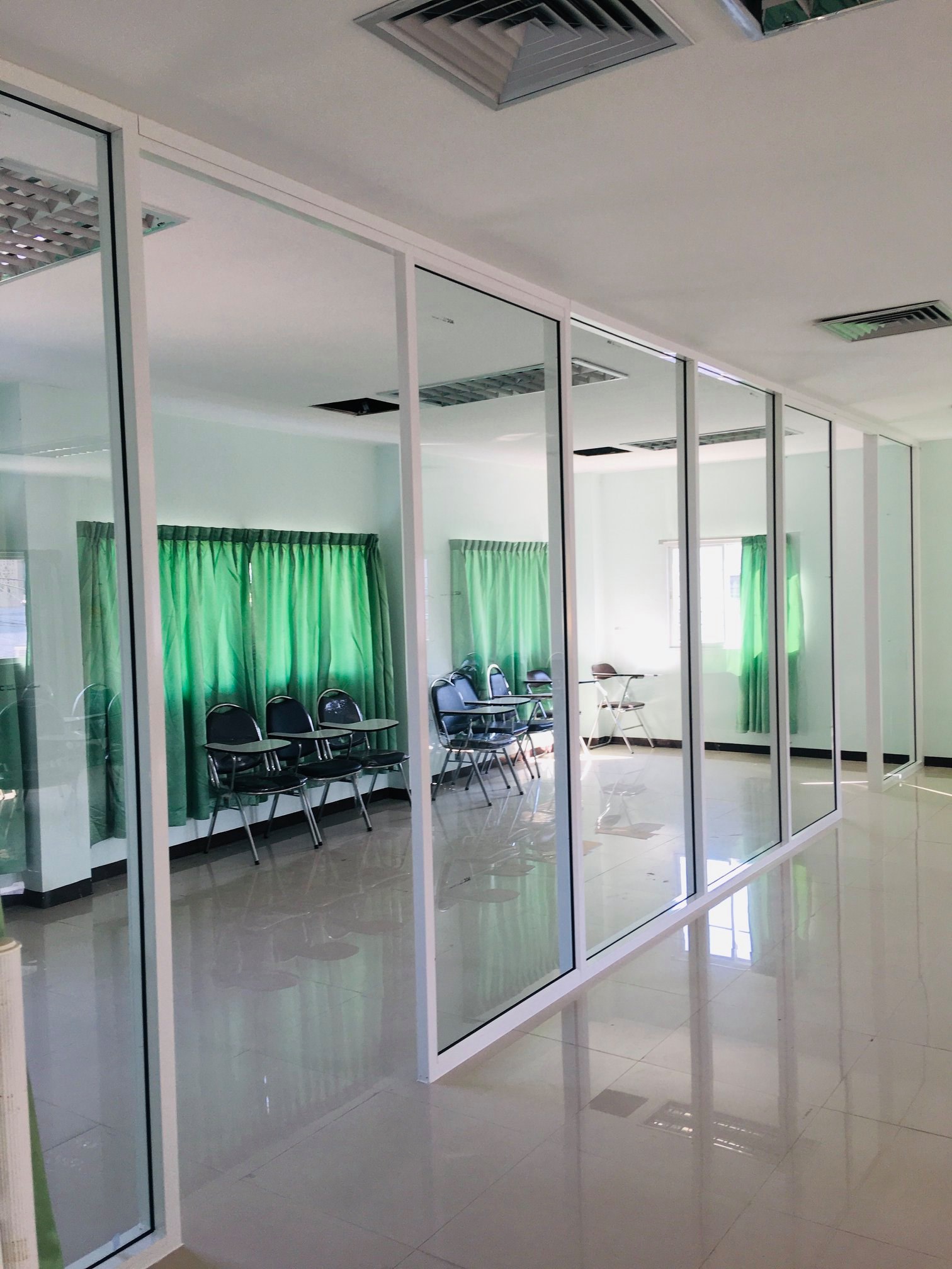 งานกั้นผนังกระจก กรอบบานอลูมิเนียมอบขาว ห้องผู้ป่วยติดเชื้อ