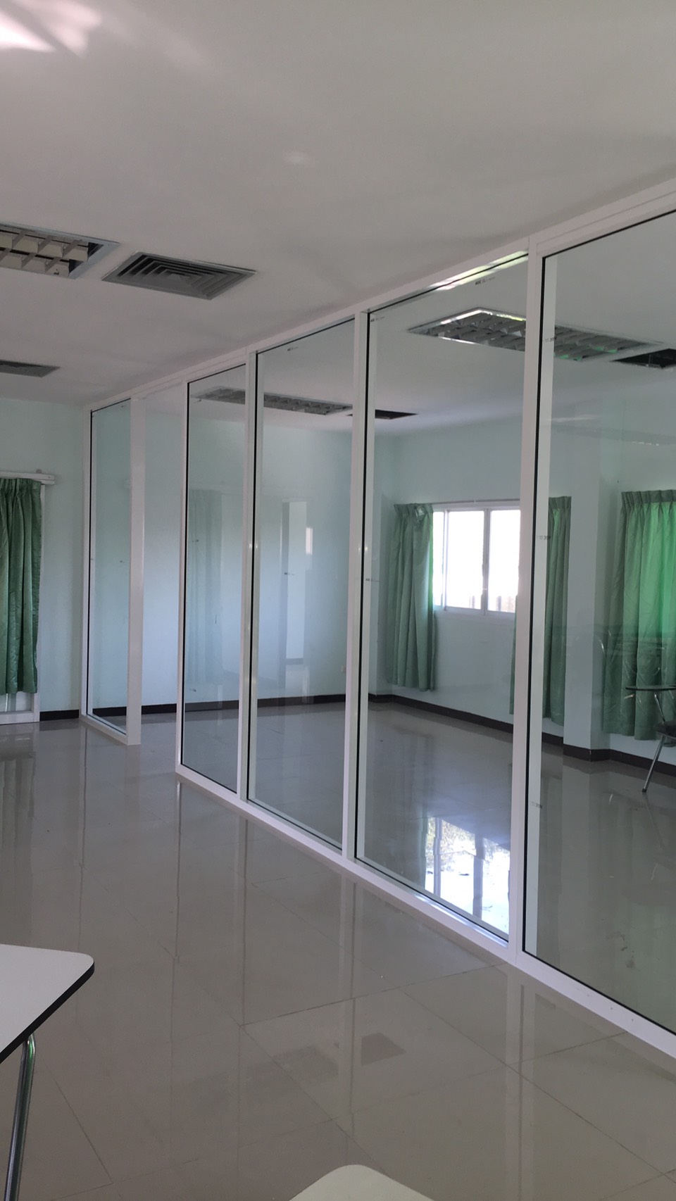 งานกั้นผนังกระจก กรอบบานอลูมิเนียมอบขาว ห้องผู้ป่วยติดเชื้อ
