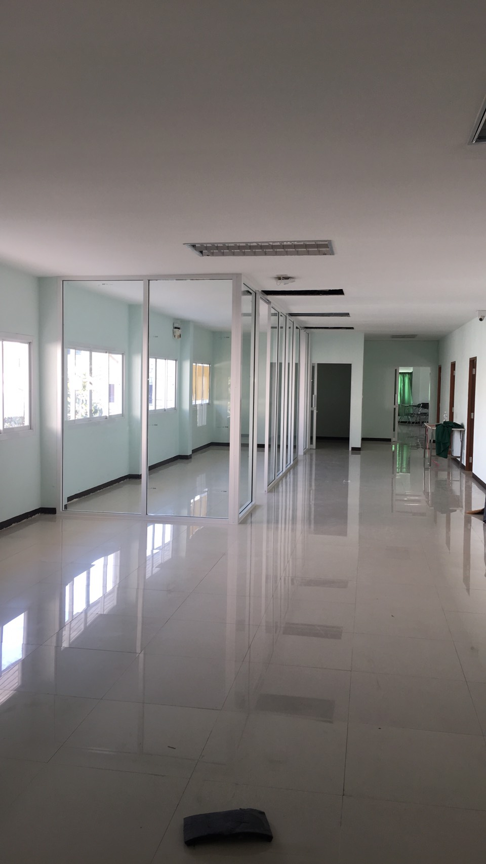 งานกั้นผนังกระจก กรอบบานอลูมิเนียมอบขาว ห้องผู้ป่วยติดเชื้อ