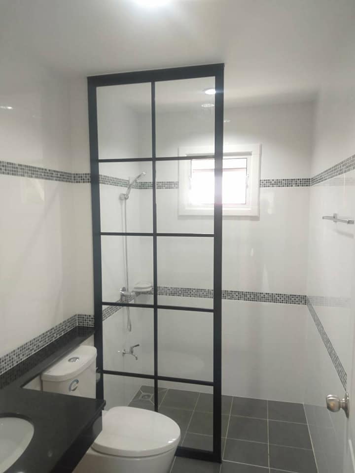 งานติดตั้งชุดประตู หน้าต่างบานเลื่อน กระจกกั้นห้อง