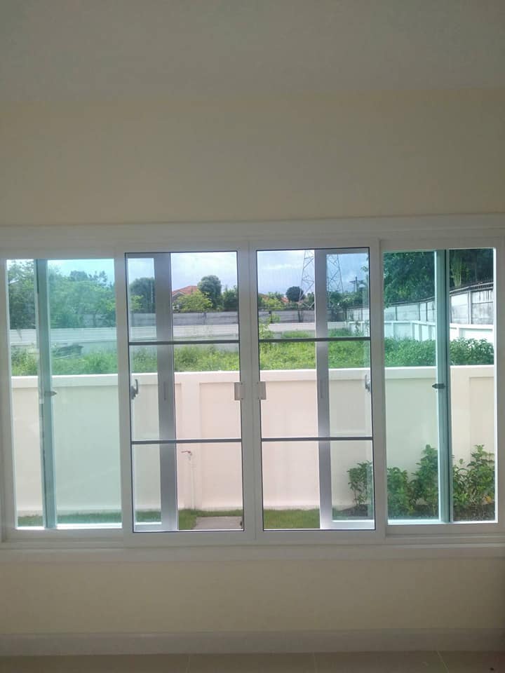 งานติดตั้งชุดประตู หน้าต่างบานเลื่อน กระจกกั้นห้อง