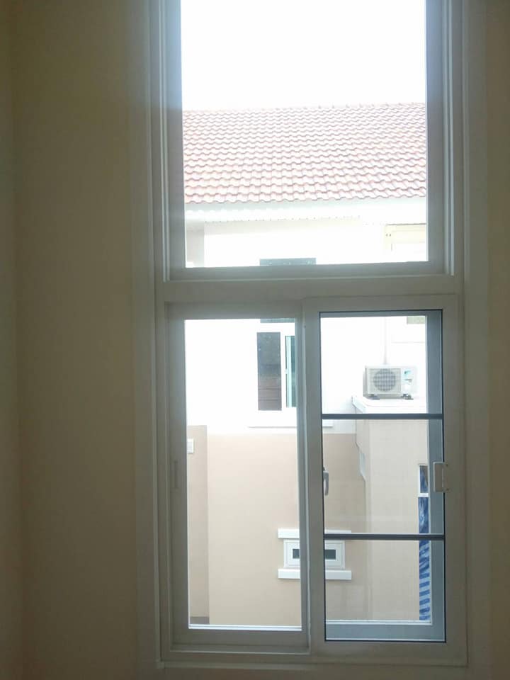 งานติดตั้งชุดประตู หน้าต่างบานเลื่อน กระจกกั้นห้อง