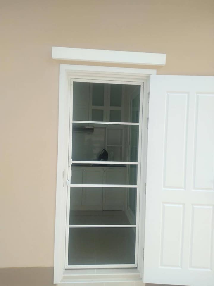 งานติดตั้งชุดประตู หน้าต่างบานเลื่อน กระจกกั้นห้อง