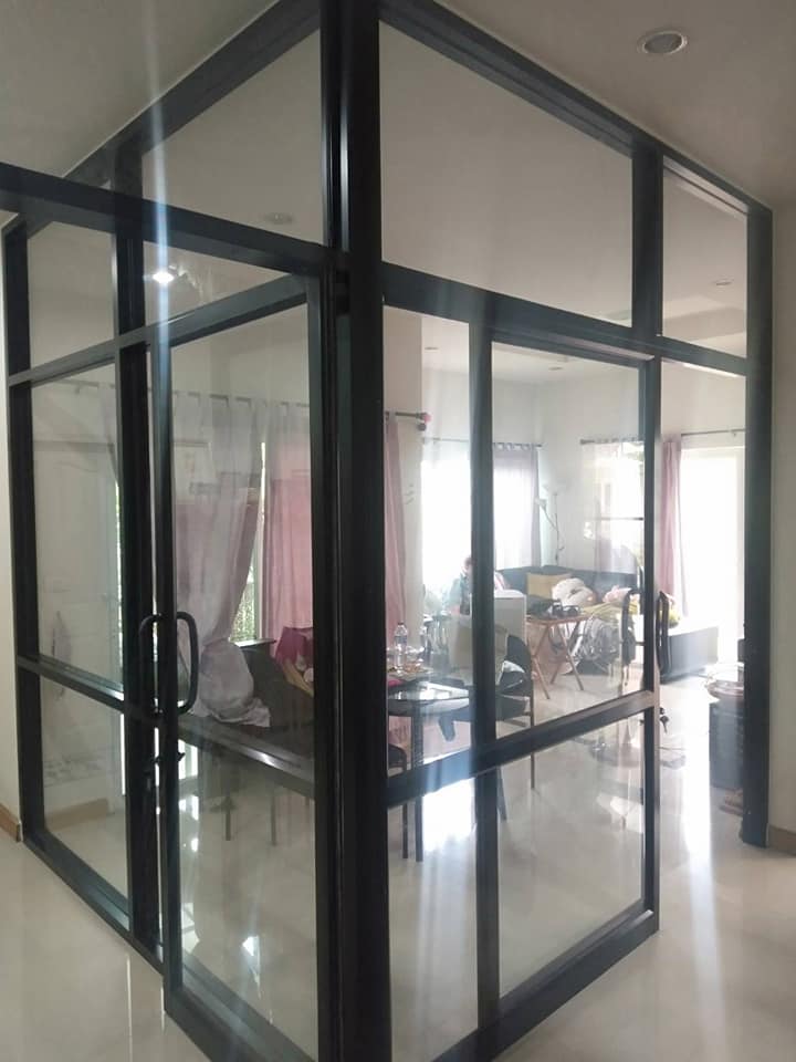 ประตูบานสวิง บานเลื่อนแขวน บานฟิก กรอบอลูมิเนียมสีดำ