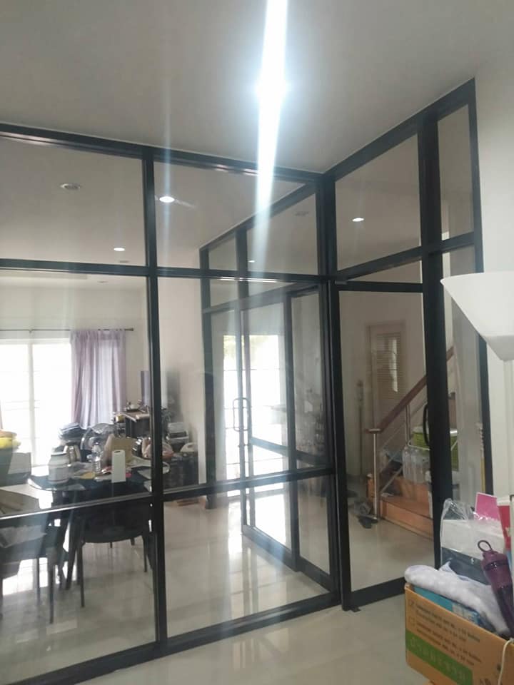 ประตูบานสวิง บานเลื่อนแขวน บานฟิก กรอบอลูมิเนียมสีดำ