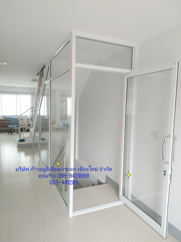 กระจก กั้นเฉียงตามแนวใต้บันได 