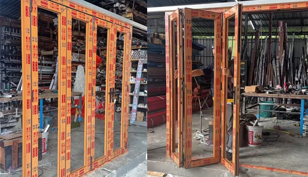 ประตูบานเฟี้ยมอลูมิเนียมสีลายไม้สักทอง สีสั่งพิเศษ