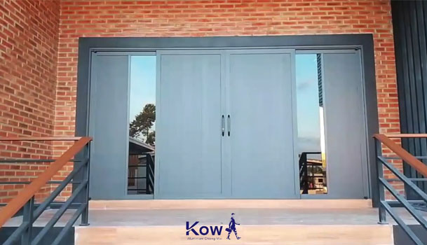 ประตูบานเลื่อนเปิดกลาง พร้อมมุ้งลวด สีเทาซาฮาร่า